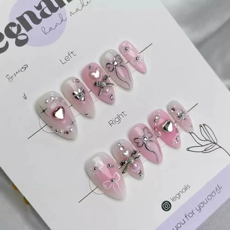 Unhas Postiças 24pcs Rosa Amêndoa com Laços, Corações e Pérolas – Press On Nail Estilo Coreano