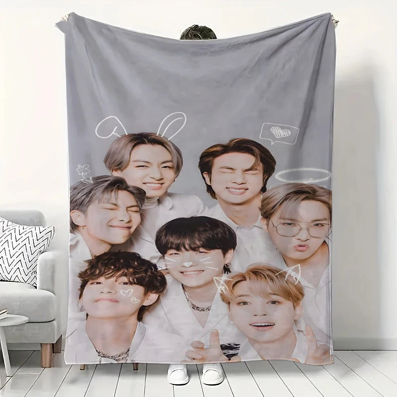 Cobertor Flanelado MINISO BTS – Macio e Confortável para Casa ou Camping