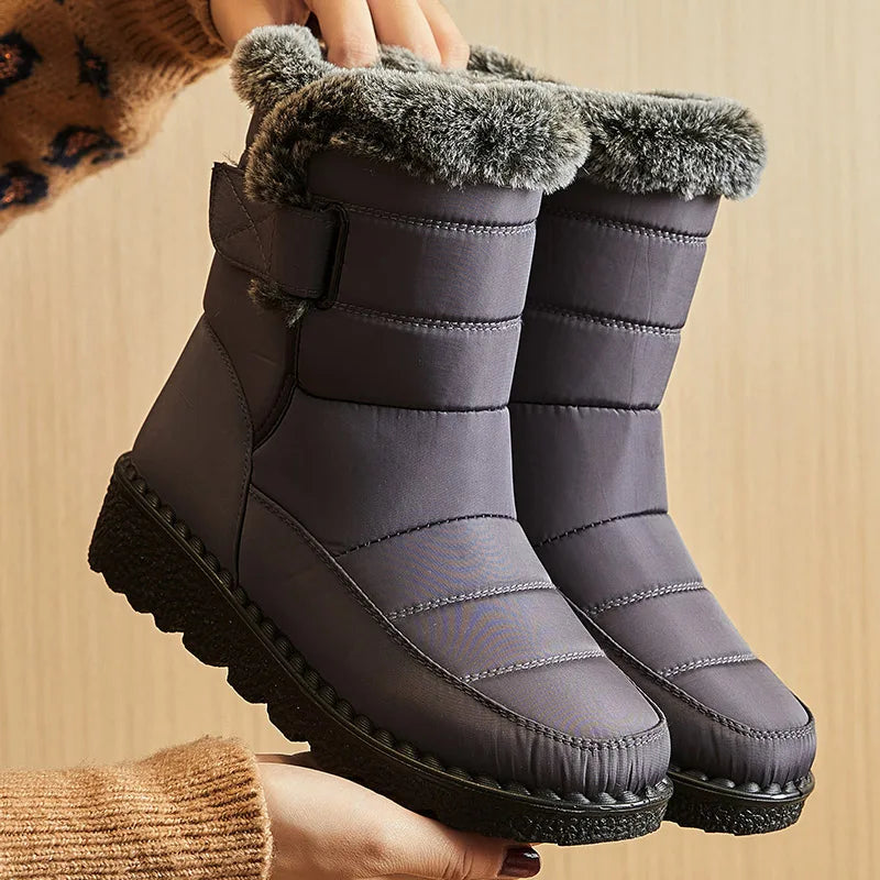 Bota Feminina de Inverno Impermeável com Forro de Pelúcia e Cano Baixo