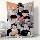 Cobertor Flanelado MINISO BTS – Macio e Confortável para Casa ou Camping