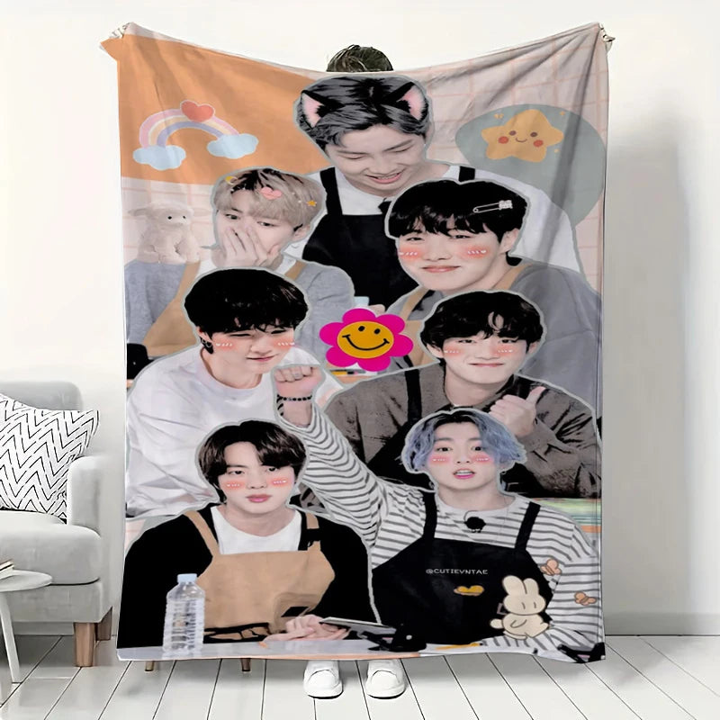 Cobertor Flanelado MINISO BTS – Macio e Confortável para Casa ou Camping