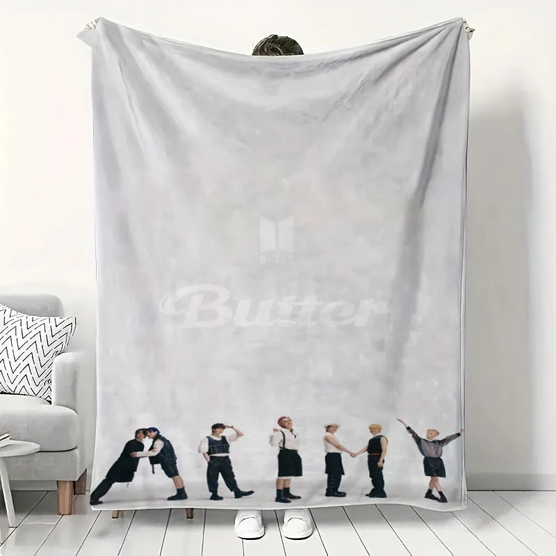 Cobertor Flanelado MINISO BTS – Macio e Confortável para Casa ou Camping